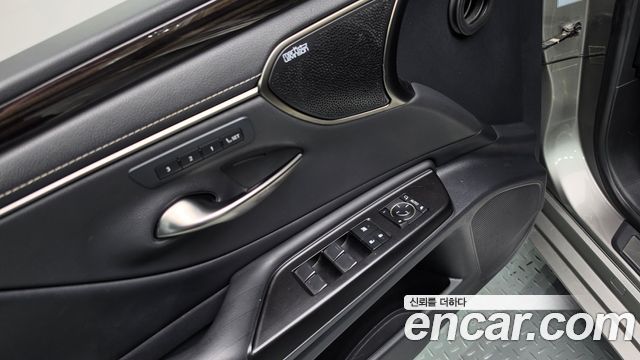 Lexus ES 2019 — photo 15