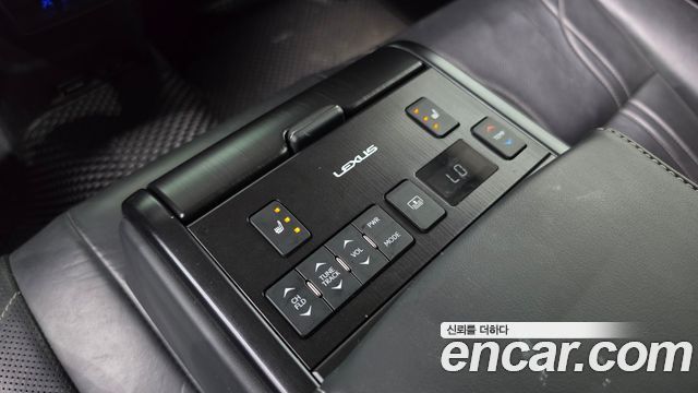 Lexus ES 2019 — photo 16