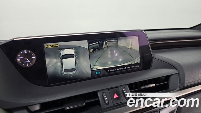 Lexus ES 2019 — photo 17