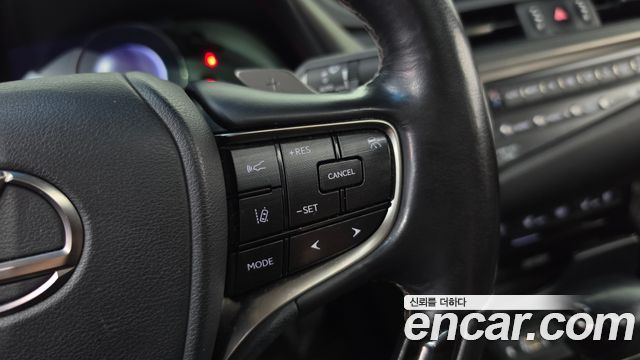 Lexus ES 2019 — photo 18