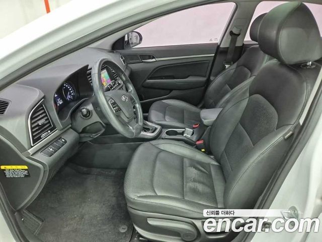Hyundai AVANTE 2017 — photo 10