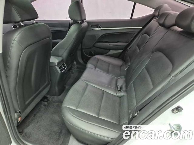 Hyundai AVANTE 2017 — photo 11