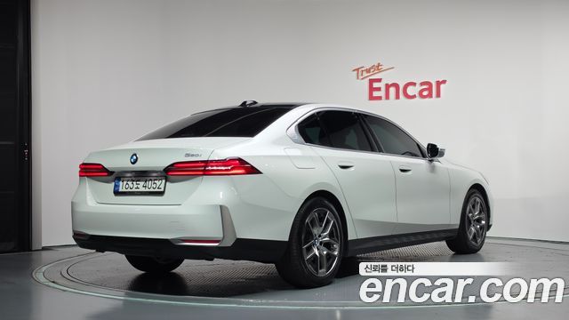 BMW 5-Series 2024 — photo 2