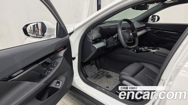 BMW 5-Series 2024 — photo 13