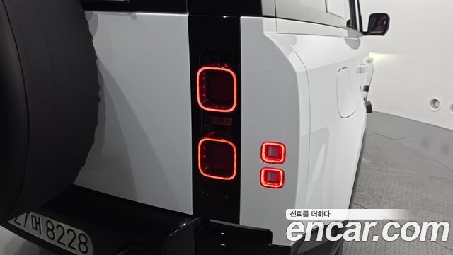 Land Rover Defender 2025 — photo 9