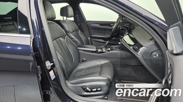 BMW 5-Series 2019 — photo 11