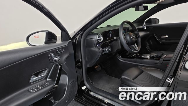 Mercedes-Benz A-Class 2019 — photo 13