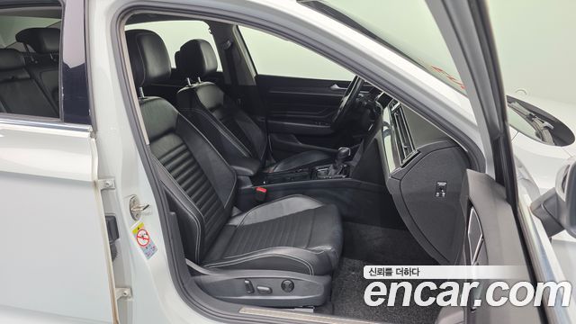 Volkswagen Passat 2021 — photo 11