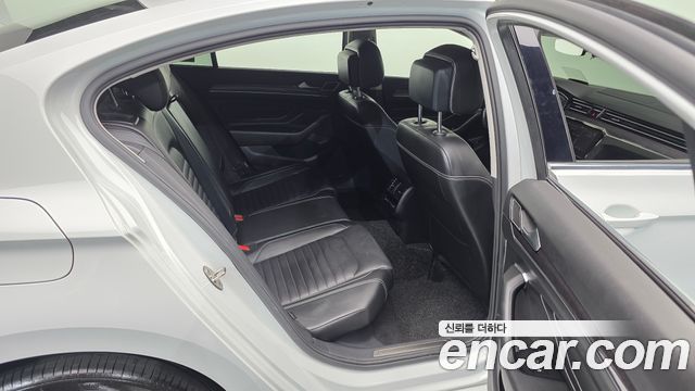 Volkswagen Passat 2021 — photo 12