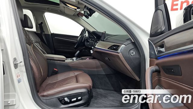 BMW 5-Series 2020 — photo 17