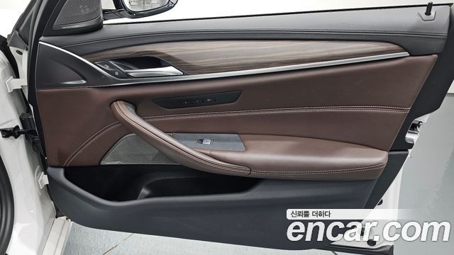 BMW 5-Series 2020 — photo 14