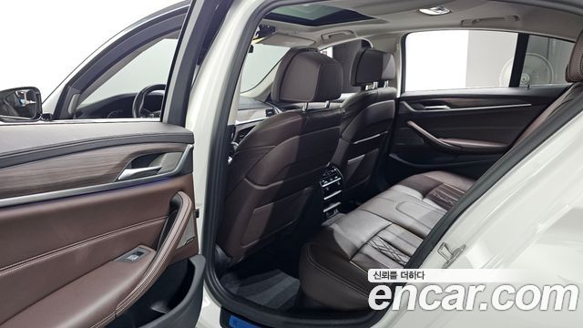 BMW 5-Series 2020 — photo 16