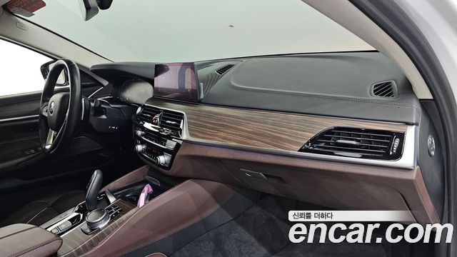 BMW 5-Series 2020 — photo 28