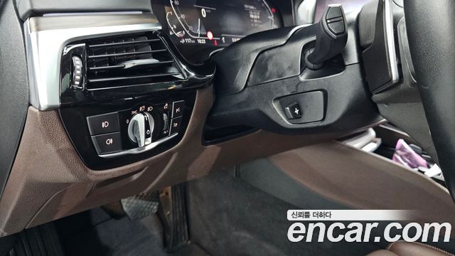 BMW 5-Series 2020 — photo 30