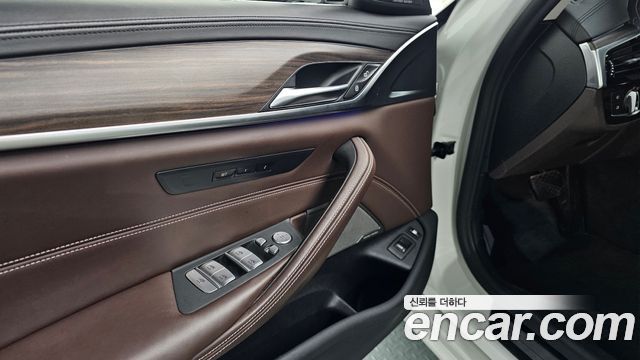 BMW 5-Series 2020 — photo 32