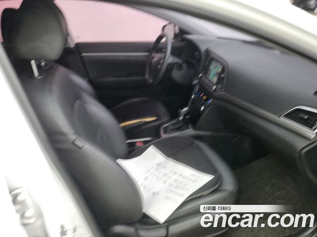 Hyundai AVANTE 2017 — photo 10