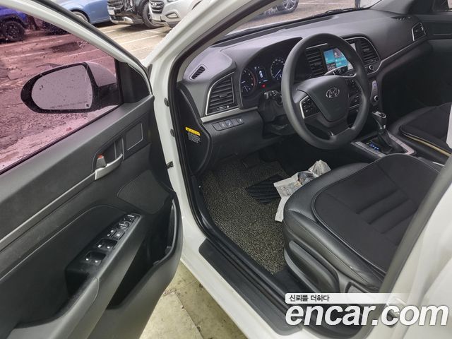 Hyundai AVANTE 2017 — photo 13