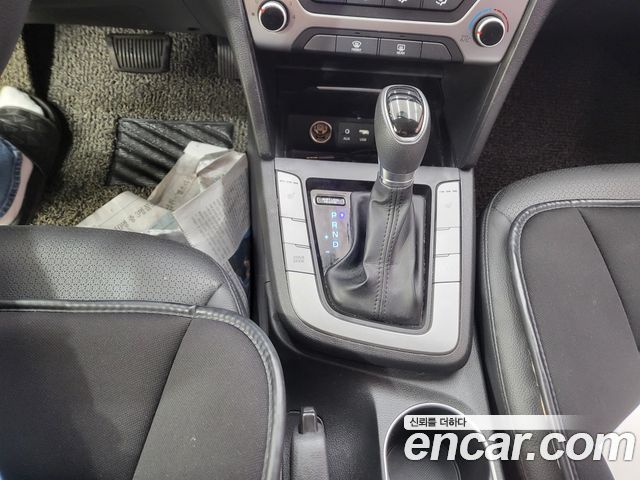 Hyundai AVANTE 2017 — photo 19
