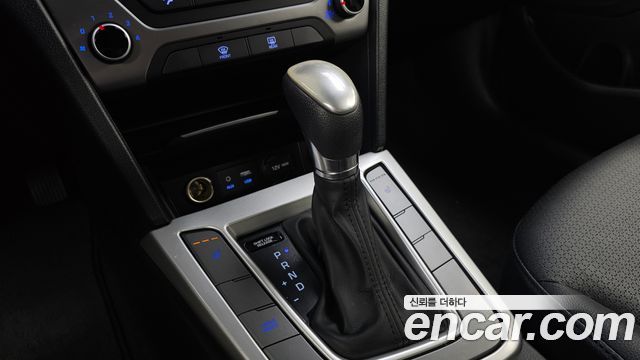 Hyundai AVANTE 2017 — photo 12