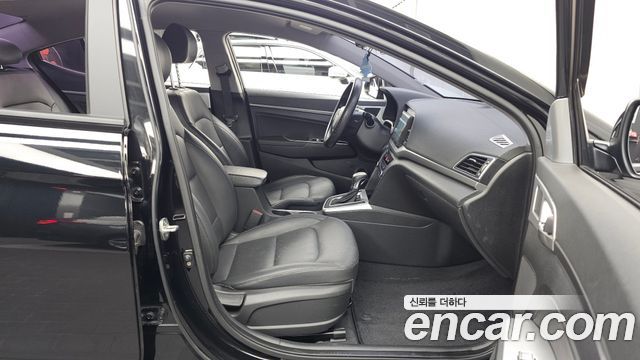Hyundai AVANTE 2017 — photo 17