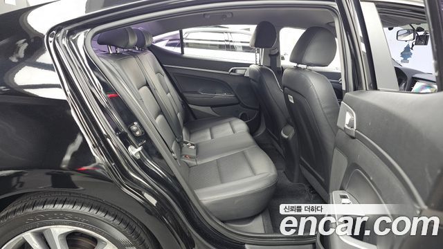 Hyundai AVANTE 2017 — photo 18