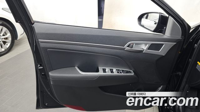 Hyundai AVANTE 2017 — photo 14