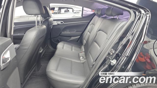 Hyundai AVANTE 2017 — photo 16