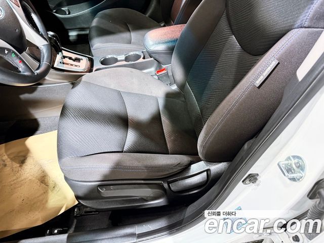 Hyundai AVANTE 2011 — photo 18