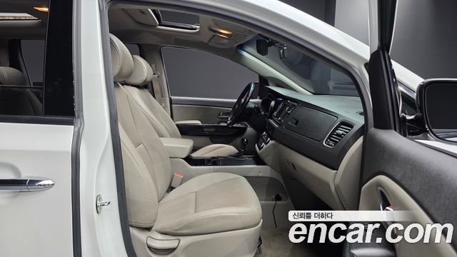 Kia Canival 2016 — photo 16