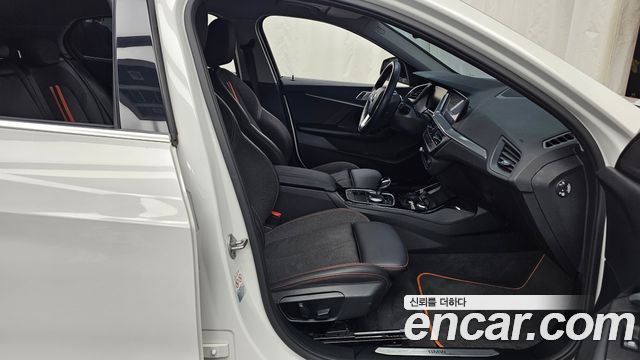 BMW 1-Series 2021 — photo 16