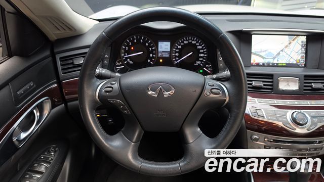 Infiniti Q70 2017 — photo 18