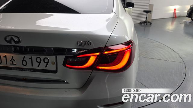 Infiniti Q70 2017 — photo 9