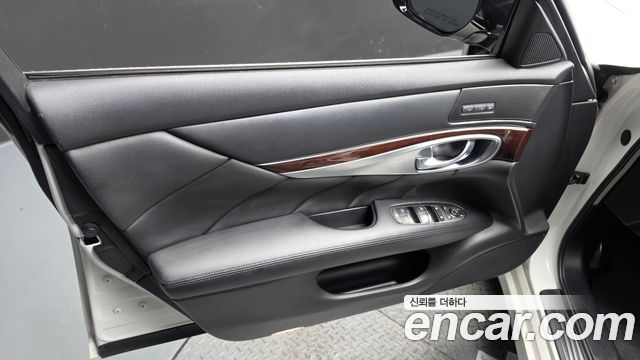 Infiniti Q70 2017 — photo 14
