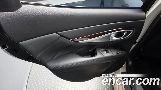 Infiniti Q70 2017 — photo 15