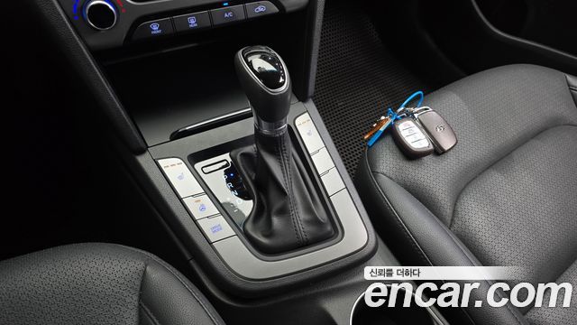 Hyundai AVANTE 2017 — photo 9