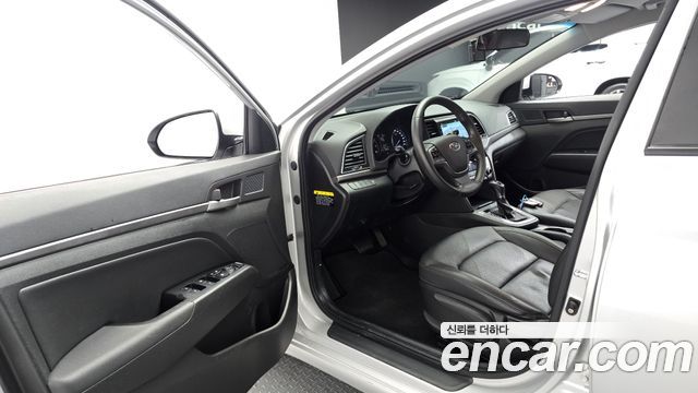 Hyundai AVANTE 2017 — photo 10