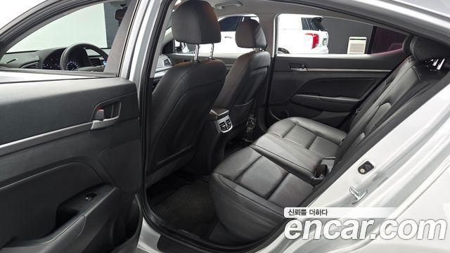 Hyundai AVANTE 2017 — photo 11