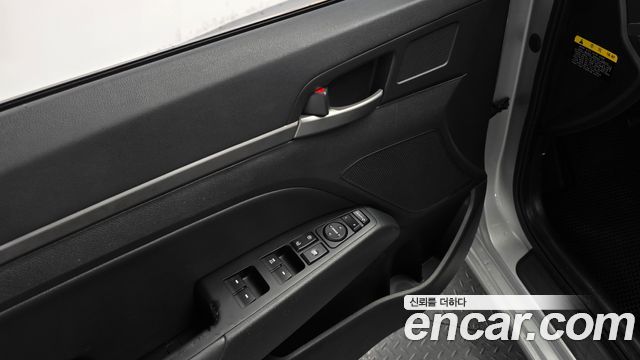 Hyundai AVANTE 2017 — photo 18