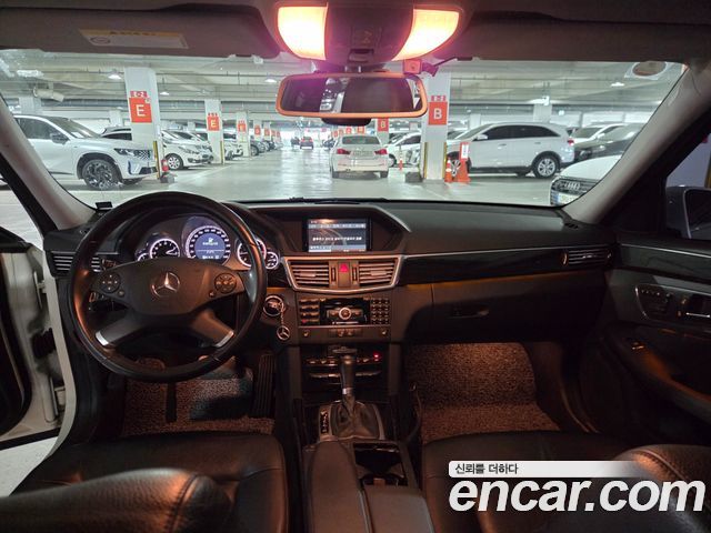 Mercedes-Benz E-Class 2011 — photo 7
