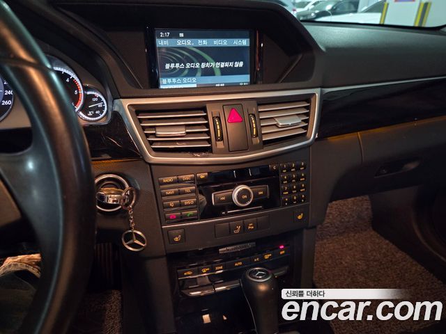 Mercedes-Benz E-Class 2011 — photo 8