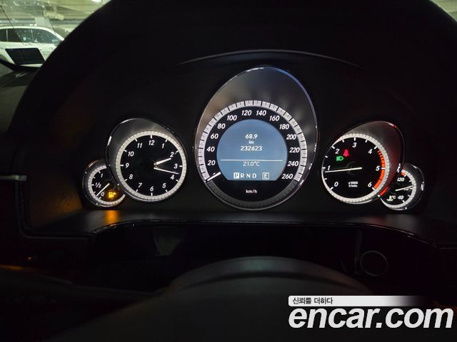Mercedes-Benz E-Class 2011 — photo 9