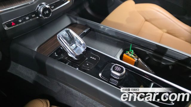 Volvo XC60 2022 — photo 12