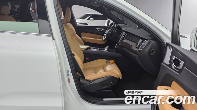 Volvo XC60 2022 — photo 16