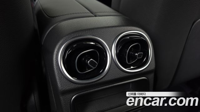 Mercedes-Benz C-Class 2025 — photo 19