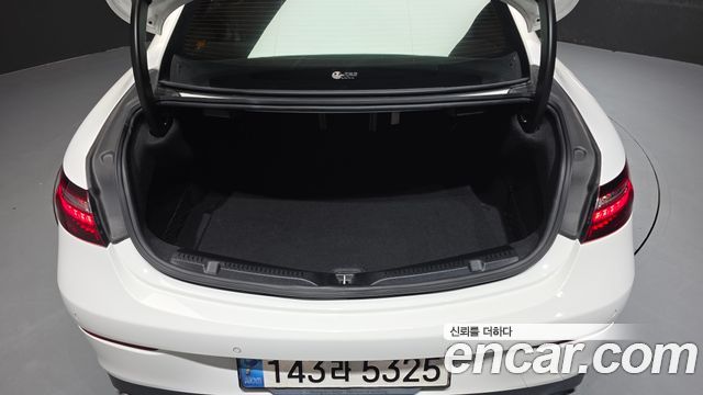 Mercedes-Benz E-Class 2023 — photo 23