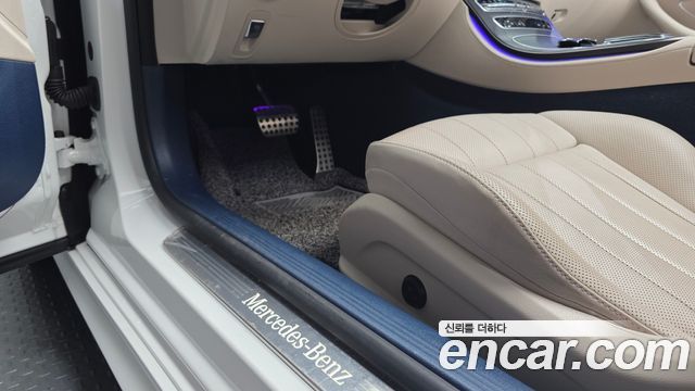 Mercedes-Benz E-Class 2023 — photo 31
