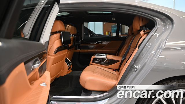 BMW 7-Series 2021 — photo 10