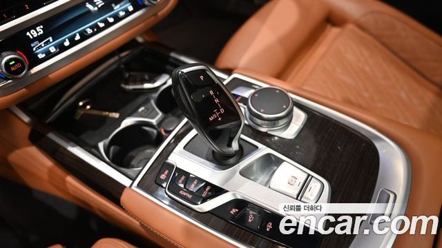 BMW 7-Series 2021 — photo 11