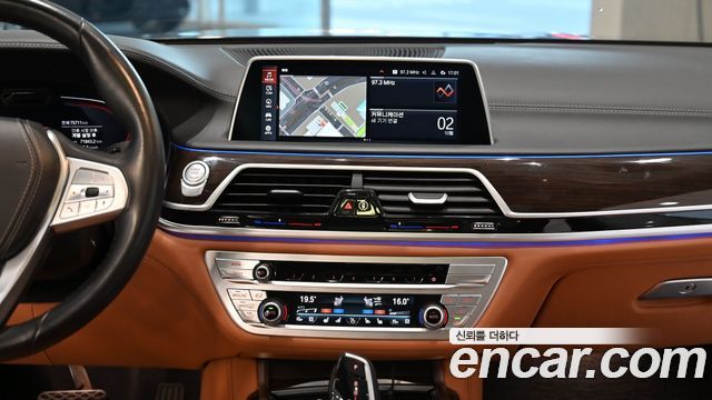 BMW 7-Series 2021 — photo 18