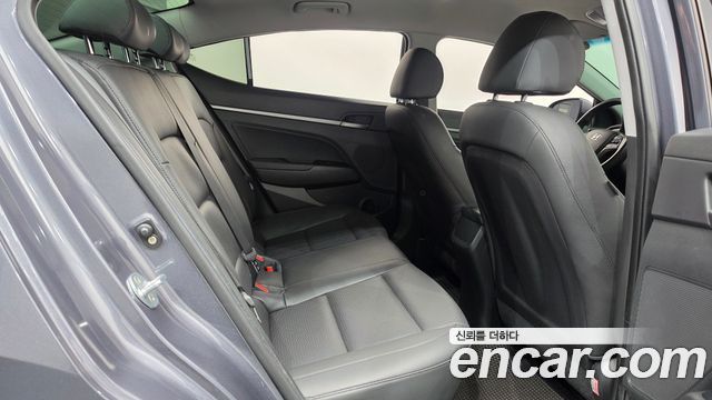 Hyundai AVANTE 2018 — photo 17
